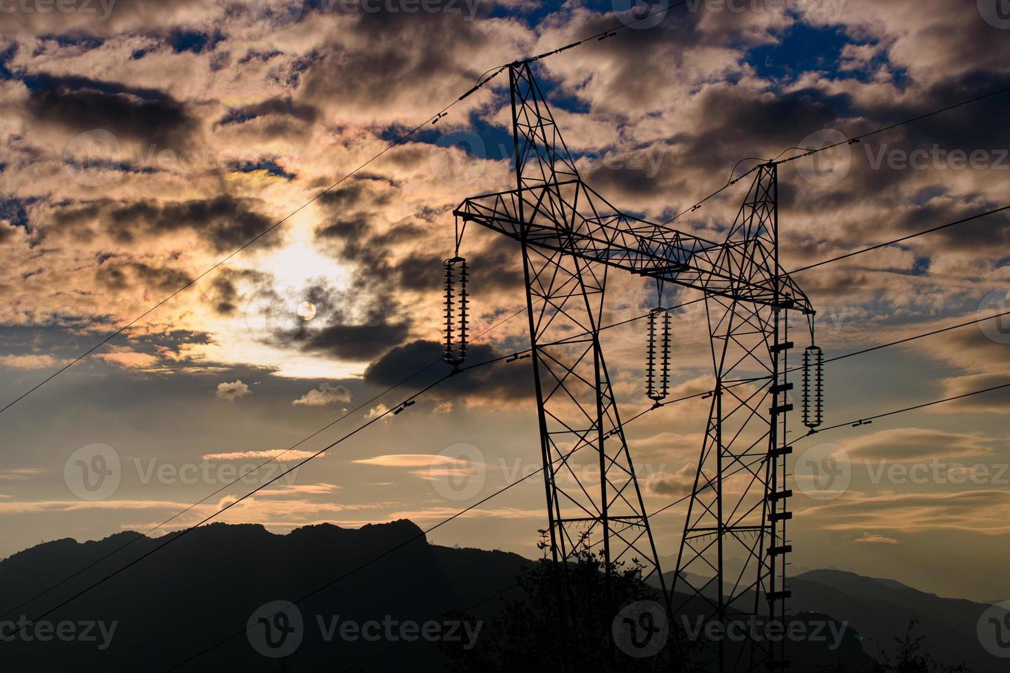 attuale pilone nel silhouette a tramonto nel il colline foto