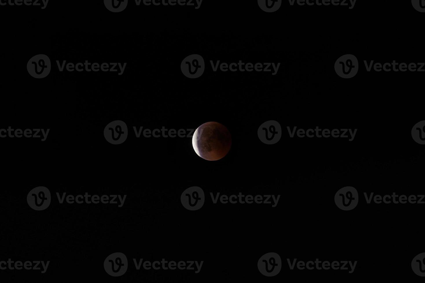 lunare eclisse visto a partire dal il lombardo prealpi nel settentrionale Italia foto