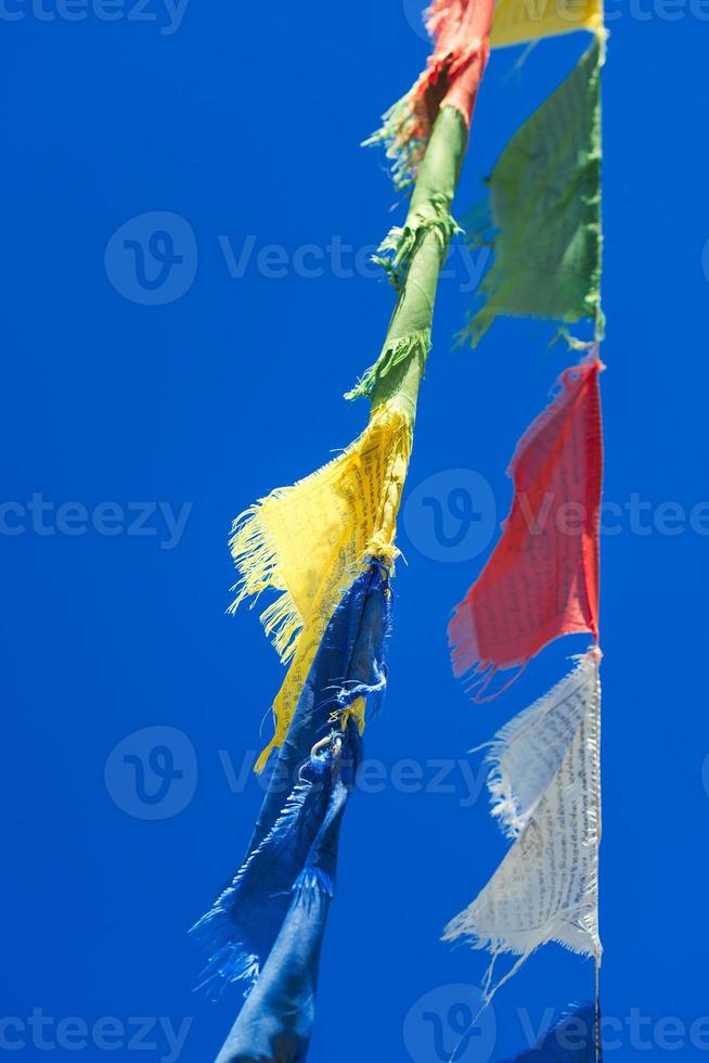 verticale righe di colorato tibetano buddista preghiera bandiere agitando io foto