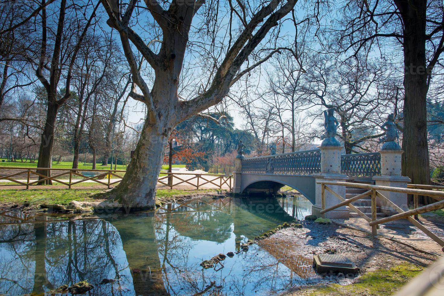 ponte di il sirena. ponte di sirena nel il sempione parco nel milano Italia foto