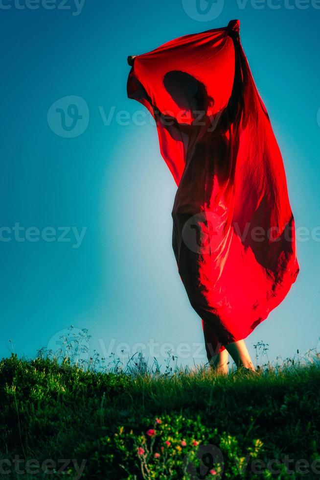 ragazza dietro a un' rosso tenda foto