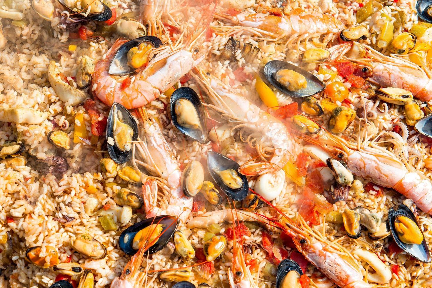 preparazione paella riso e pesce foto