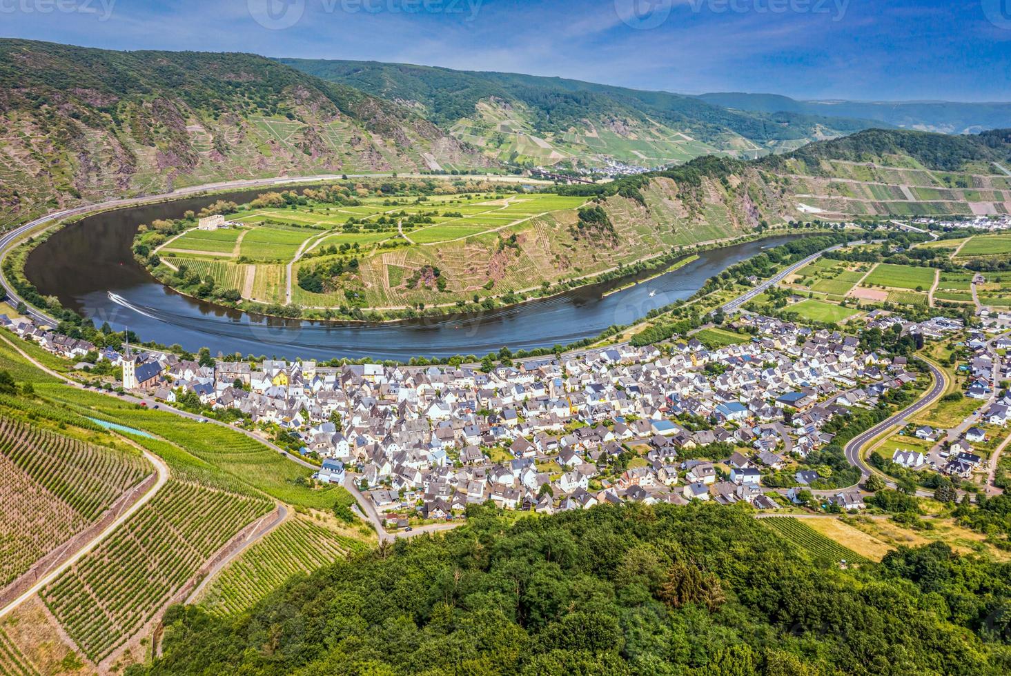 Visualizza di il mosel ciclo continuo vicino il villaggio di bremm foto