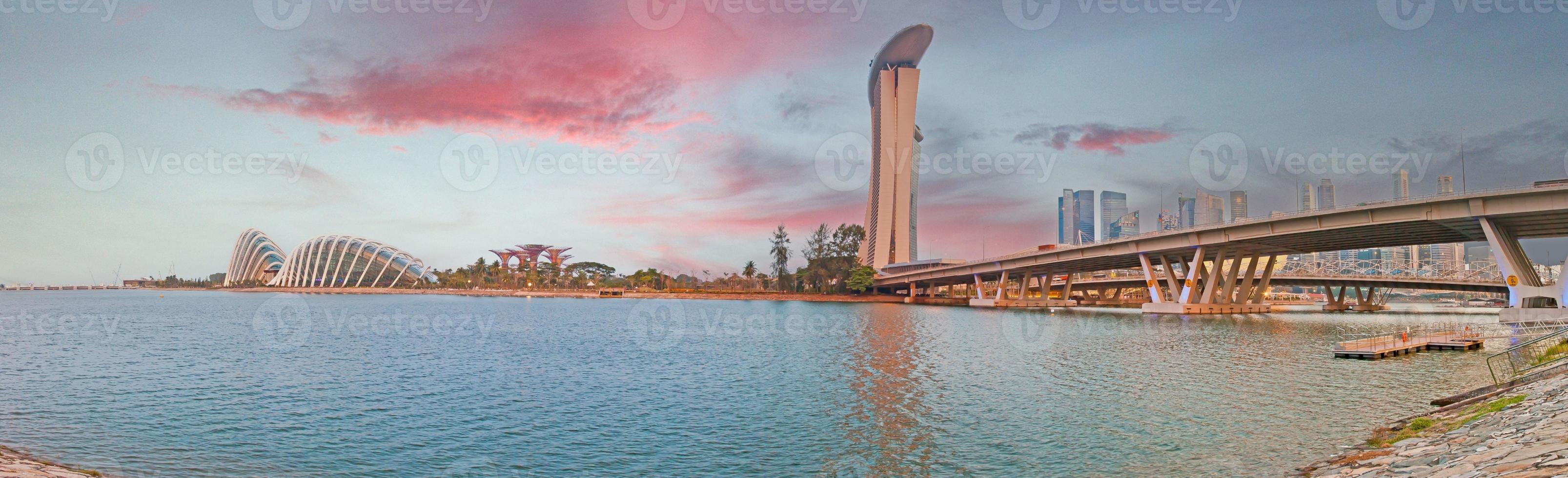 panoramico Visualizza al di sopra di marina baia e giardini di il baia parco nel Singapore foto