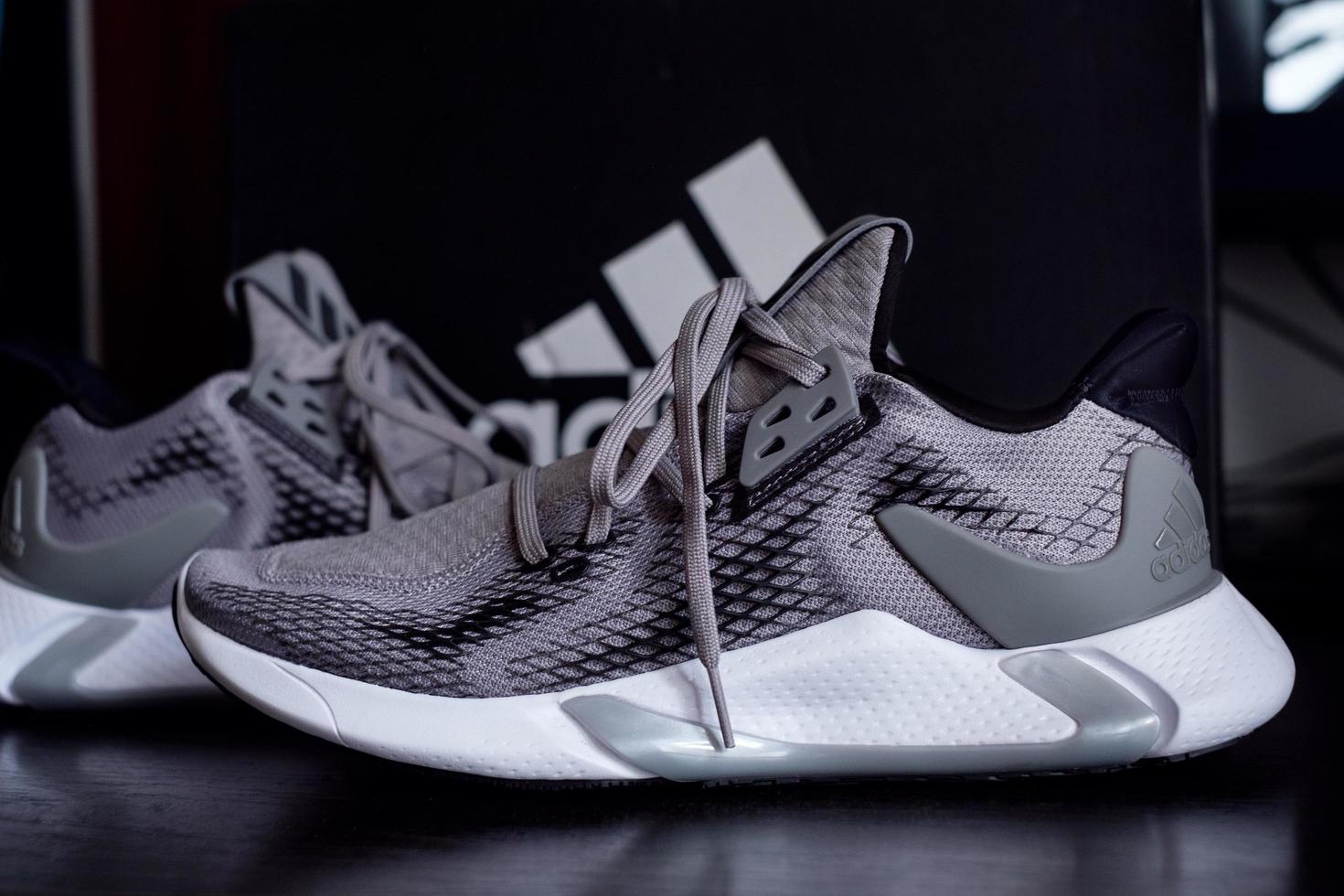 Minsk, bielorussia - agosto 2, 2020 adidas bordo xt in esecuzione scarpe, scarpe da ginnastica con adidas logo nel il indietro foto