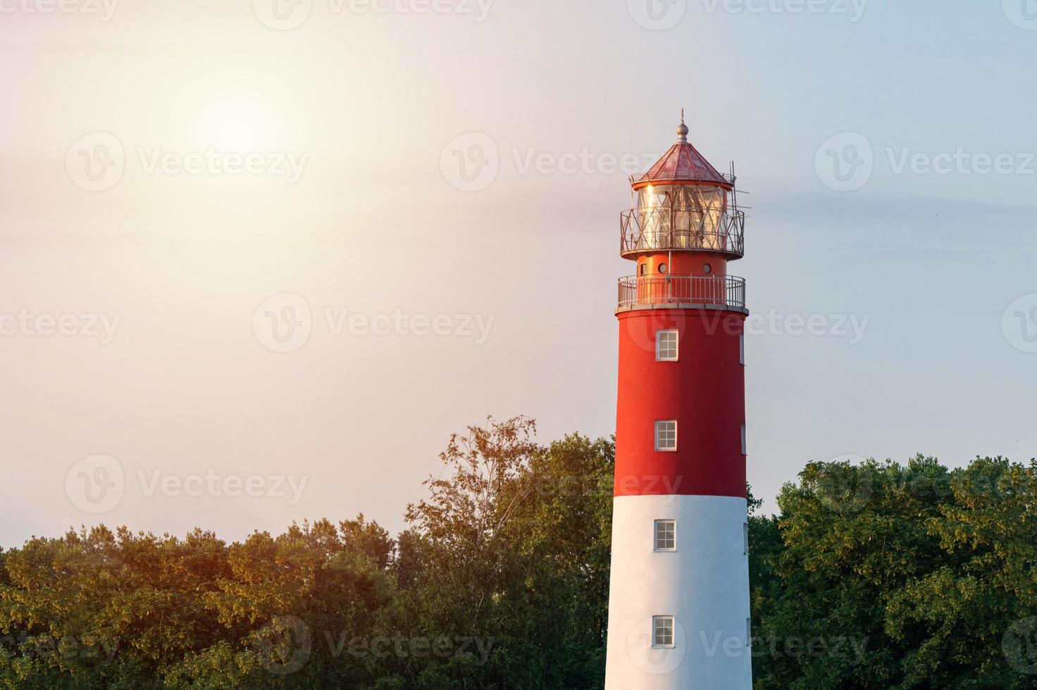 faro nel porto marittimo. bellissimo faro russo di baltijsk. scenario cielo blu, copia spazio. foto