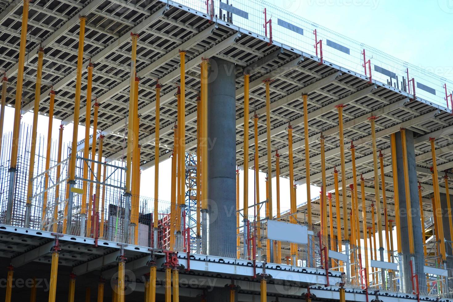 costruzione di un ufficio edificio con calcestruzzo supporto pilastri foto