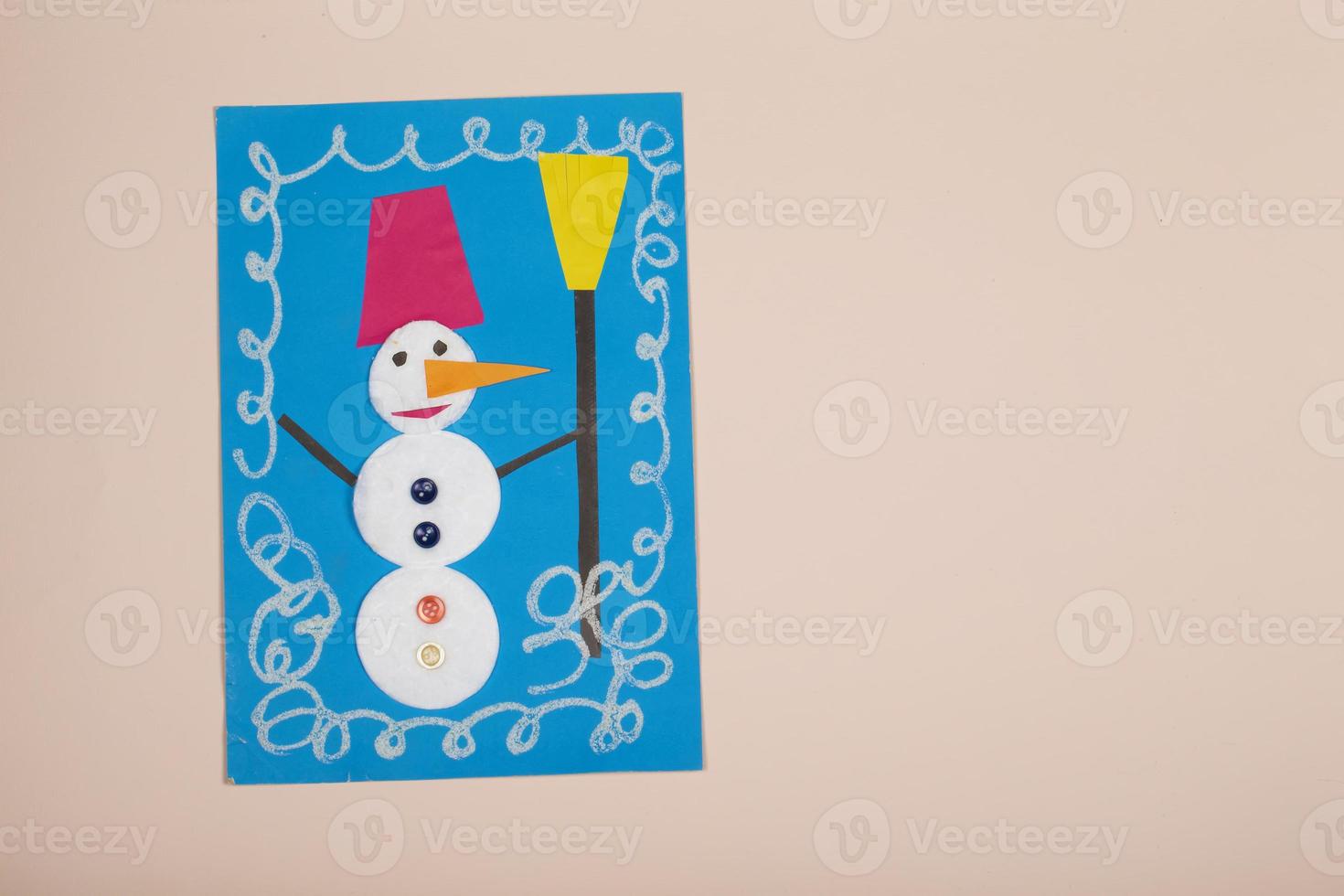 figli di Natale carta artigianato. applicazione di figli di creatività. scuola materna e mestiere scuola. su un' beige sfondo, un' pupazzo di neve fatto di colorato carta. foto