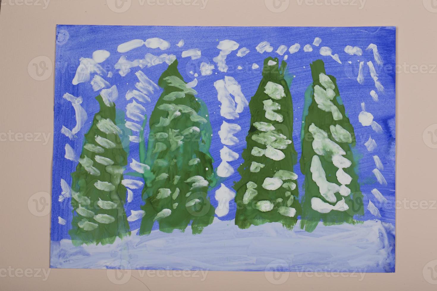 figli di Natale disegno. applicazione di figli di creatività. scuola materna e mestiere scuola. il bambino ha disegnato un' inverno foresta e Natale alberi. foto