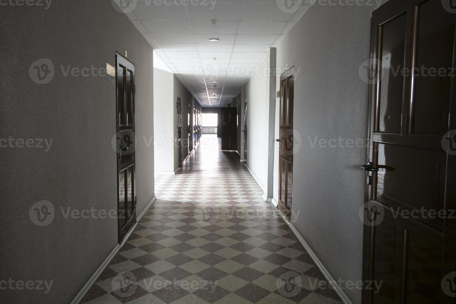 vuoto bianca corridoio con chiuso porte nel un ufficio costruzione. foto