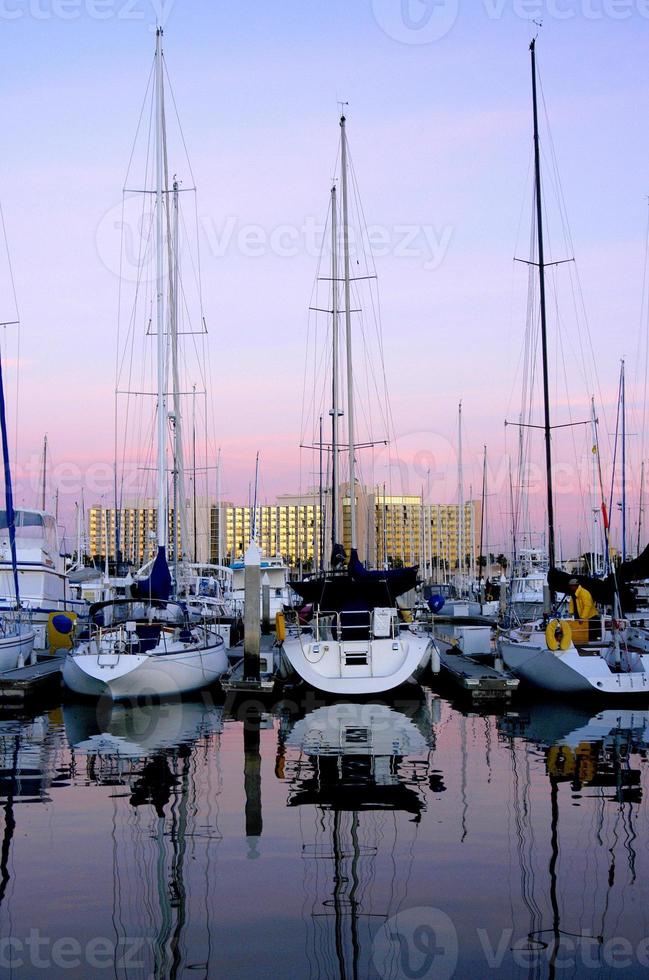 barche a vela ormeggiato tranquillamente nel il marina e a loro banchine nel san diego, California. foto