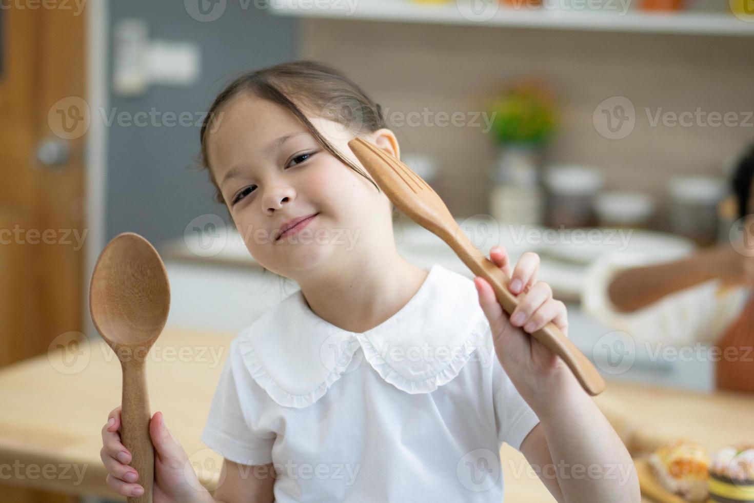 contento poco bambini fratelli cucinando insieme, in piedi a di legno controsoffitto nel moderno cucina, preparazione fatti in casa foto