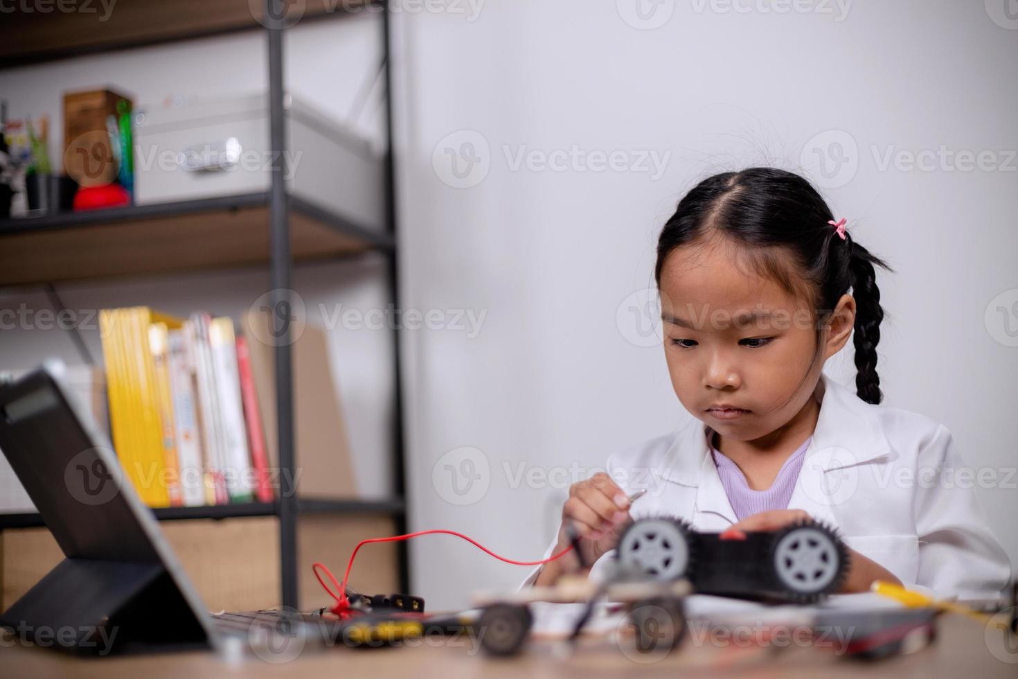 asiatico studenti imparare a casa di codifica robot macchine e elettronico tavola cavi nel stelo, vapore, matematica ingegneria scienza tecnologia computer codice nel robotica per bambini' concetti. foto