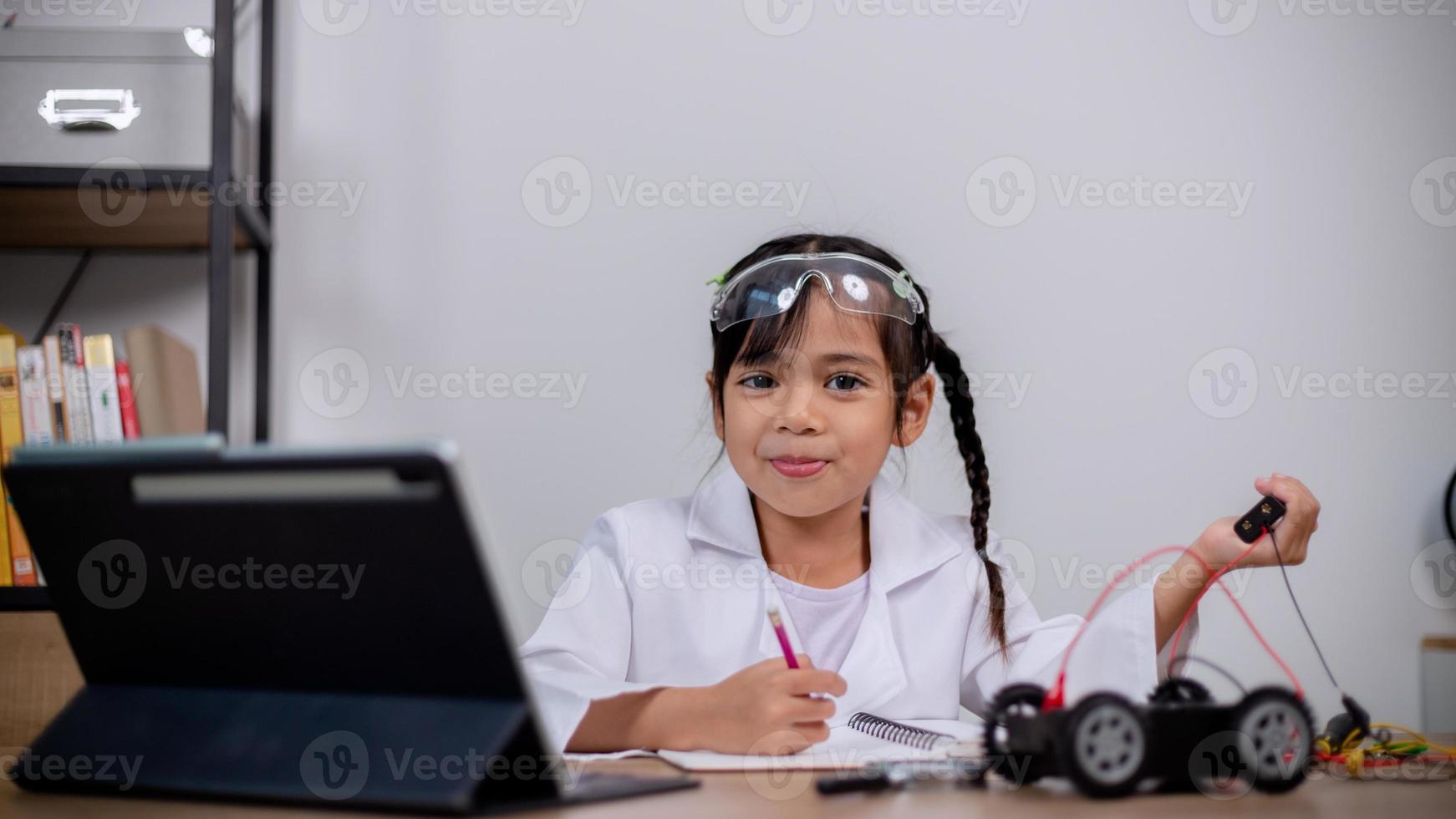 asiatico studenti imparare a casa di codifica robot macchine e elettronico tavola cavi nel stelo, vapore, matematica ingegneria scienza tecnologia computer codice nel robotica per bambini' concetti. foto