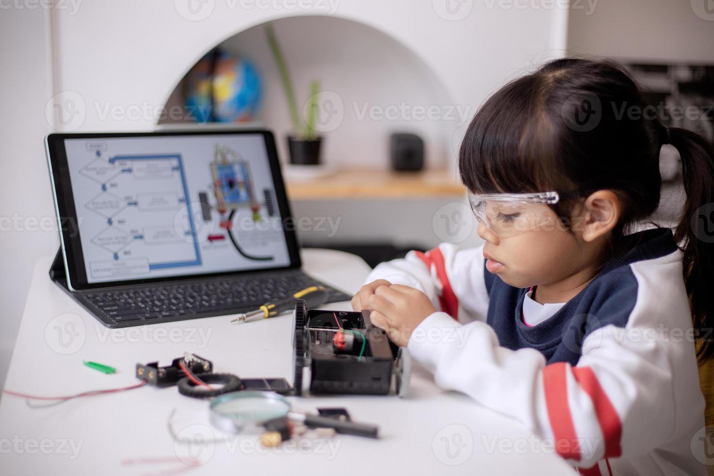 Asia studenti imparare a casa nel codifica robot macchine e elettronico tavola cavi nel stelo, vapore, matematica ingegneria scienza tecnologia computer codice nel robotica per bambini concetto foto