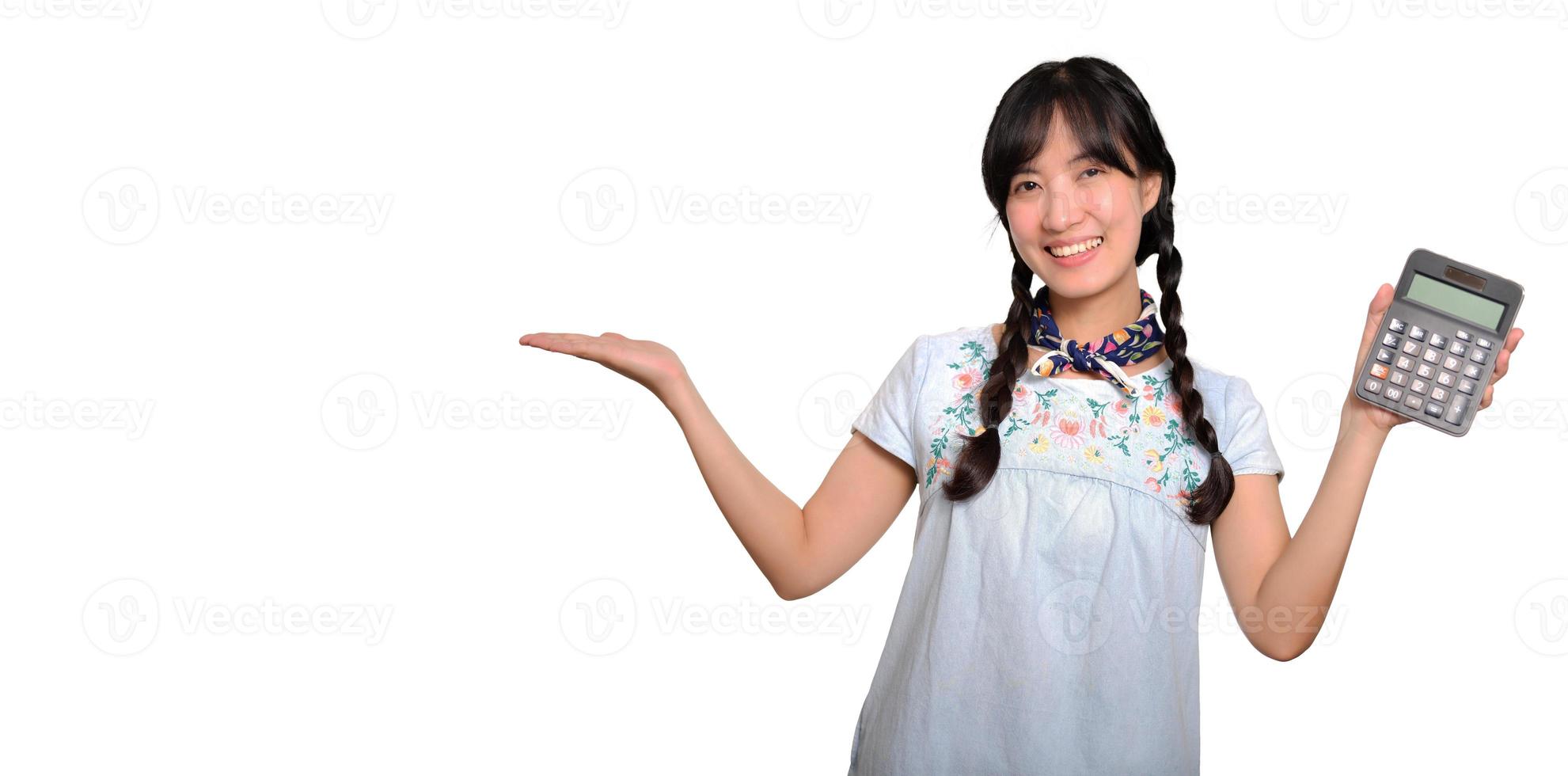 ritratto di bellissimo giovane asiatico donna nel denim vestito Tenere calcolatrice su bianca sfondo. attività commerciale shopping in linea concetto. foto