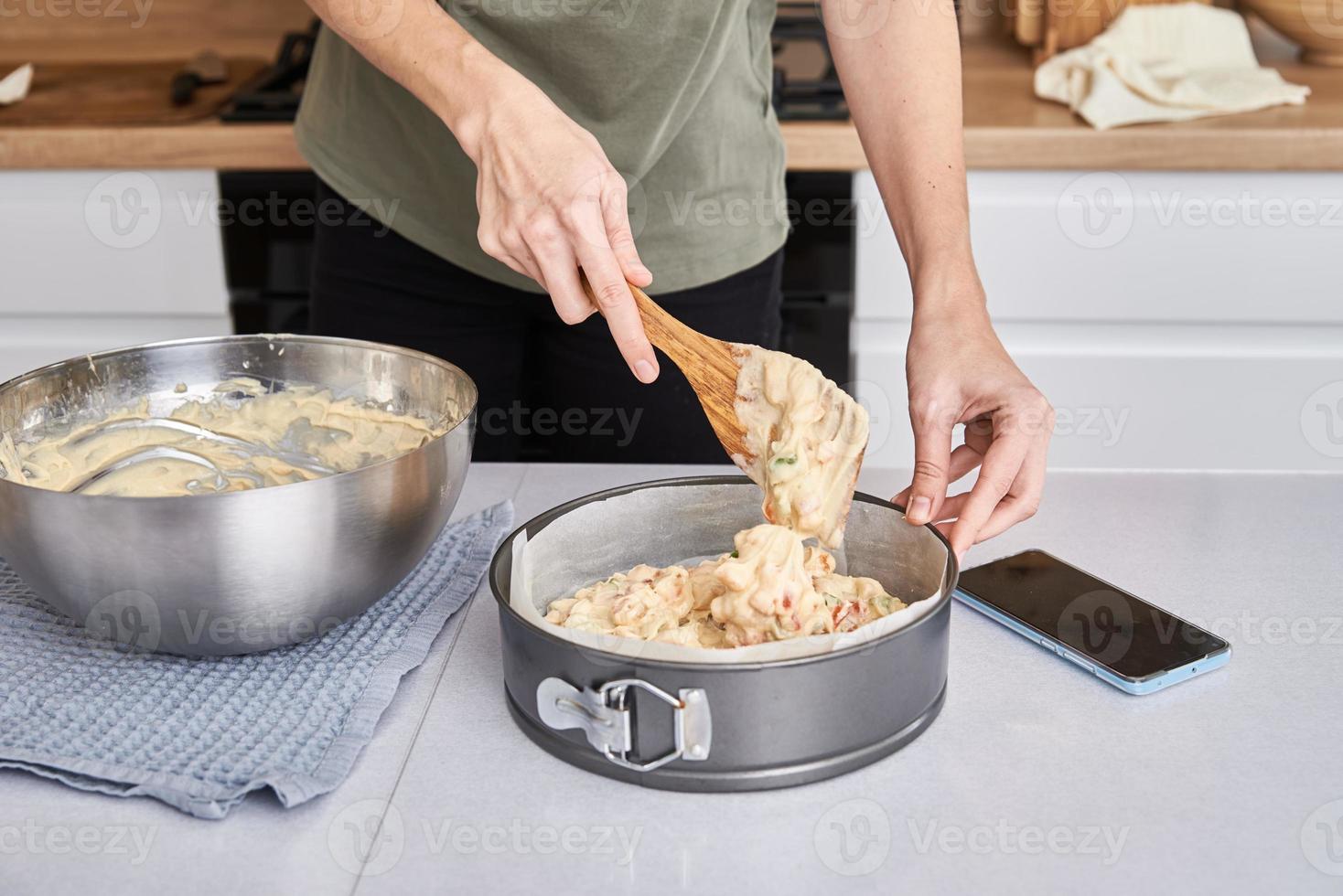 donna cucinando torta a cucina foto