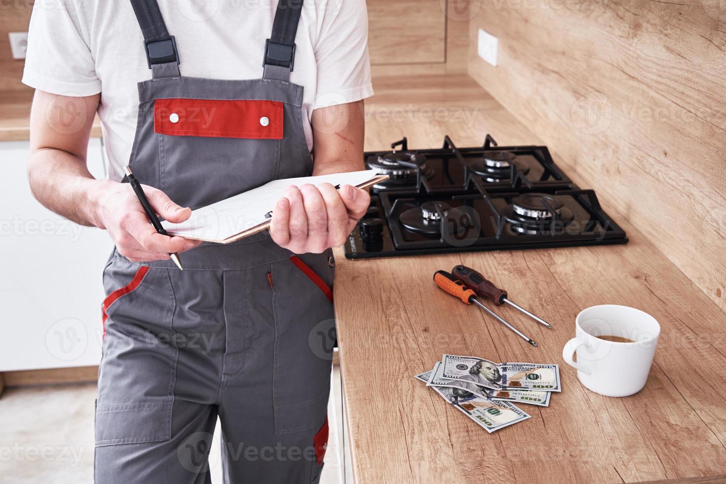 idraulico segni un' contrarre per il Servizi nel il cucina foto