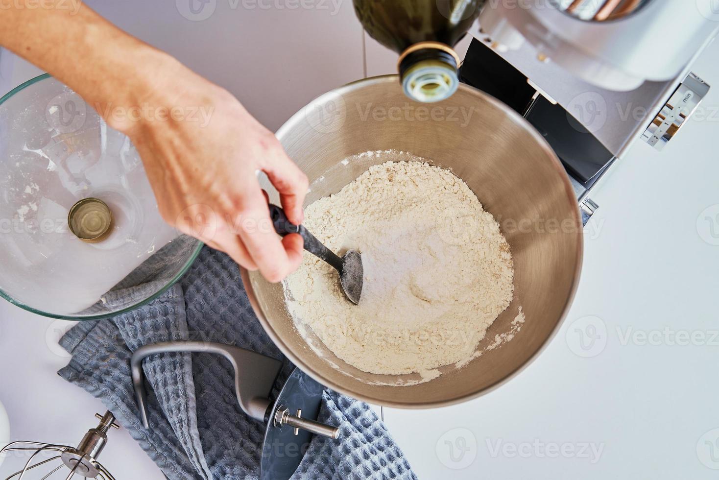 donna cucinando a cucina e utilizzando cucina macchina foto