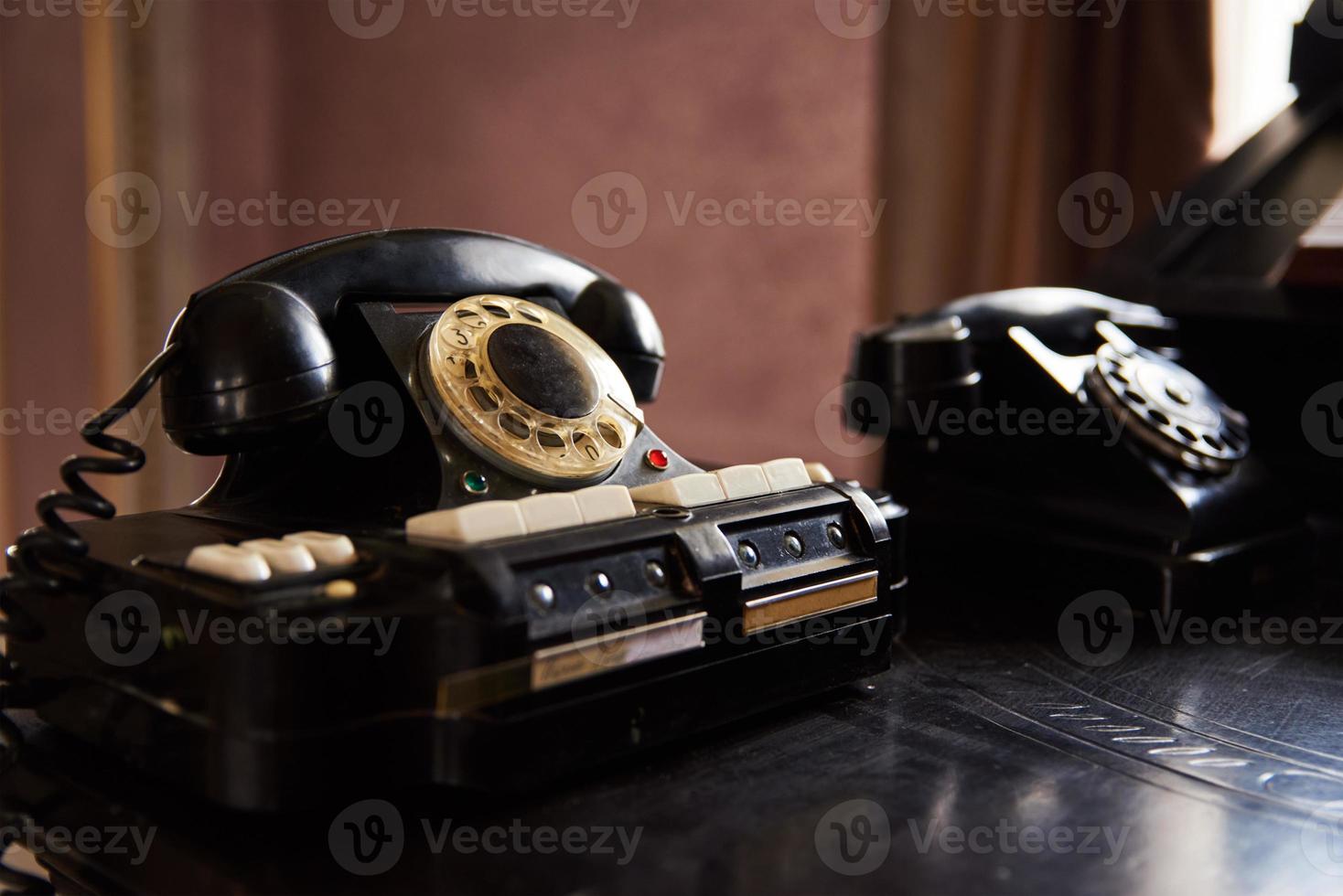 Vintage ▾ nero Telefono su il tavolo foto