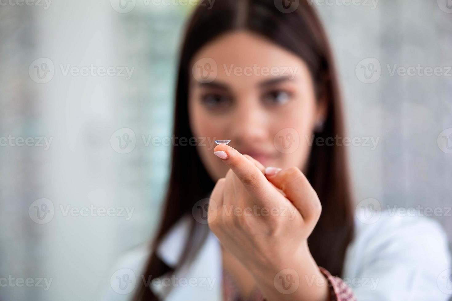 contatto lente su femmina dito, vicino su Visualizza. medicina e visione concetto foto