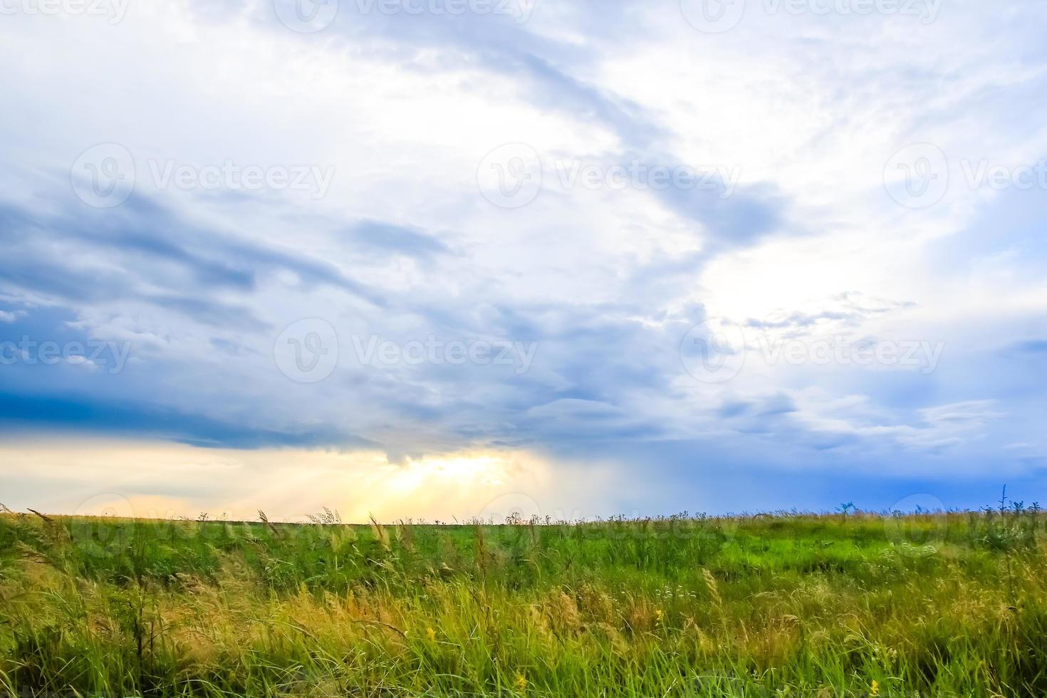 verde campo paesaggio con blu cielo e tempestoso nuvole. foto