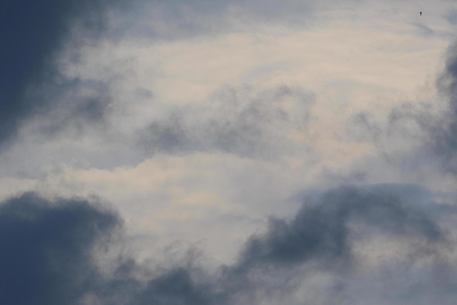 tempestoso tempo metereologico e buio nuvole foto