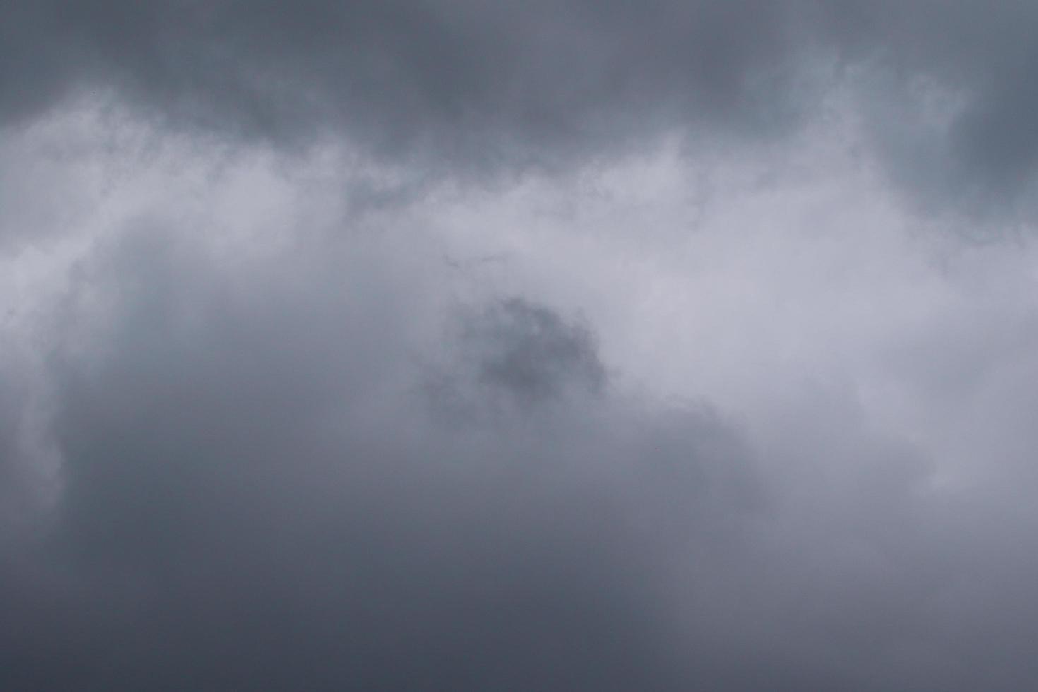 tempestoso tempo metereologico e buio nuvole foto