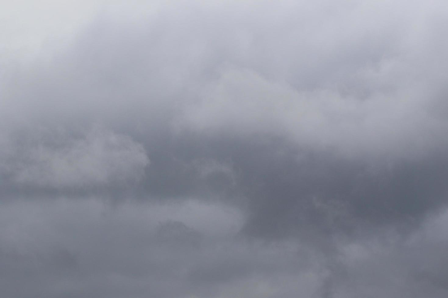 tempestoso tempo metereologico e buio nuvole foto