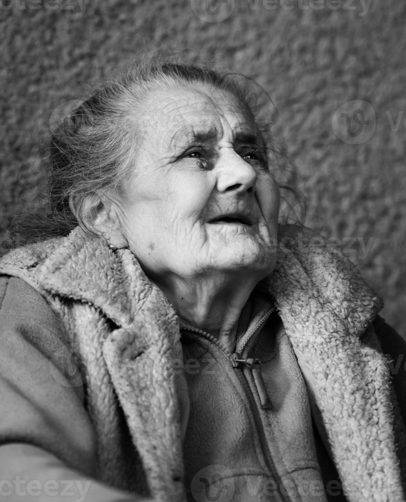 molto vecchio e stanco rugosa donna all'aperto foto