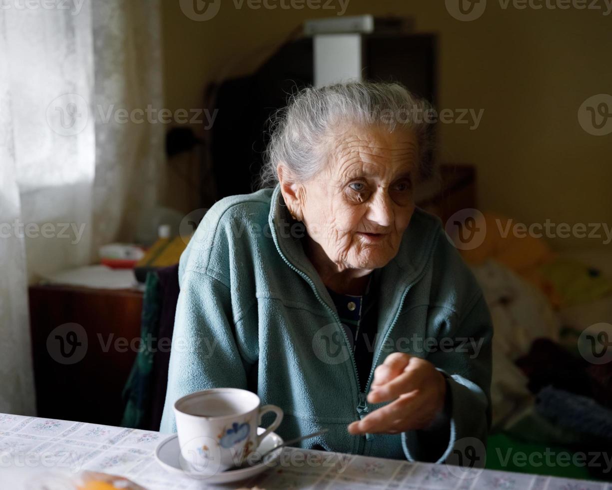 anziano solitario donna foto