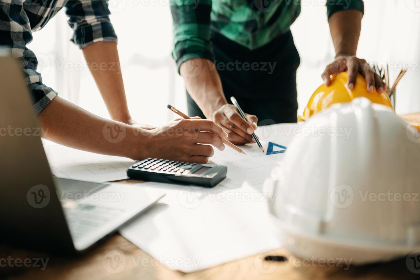 vicino su di attività commerciale persone avendo consultazione di vento energia a azienda ufficio. asiatico industria professionale squadra nel sole leggero foto