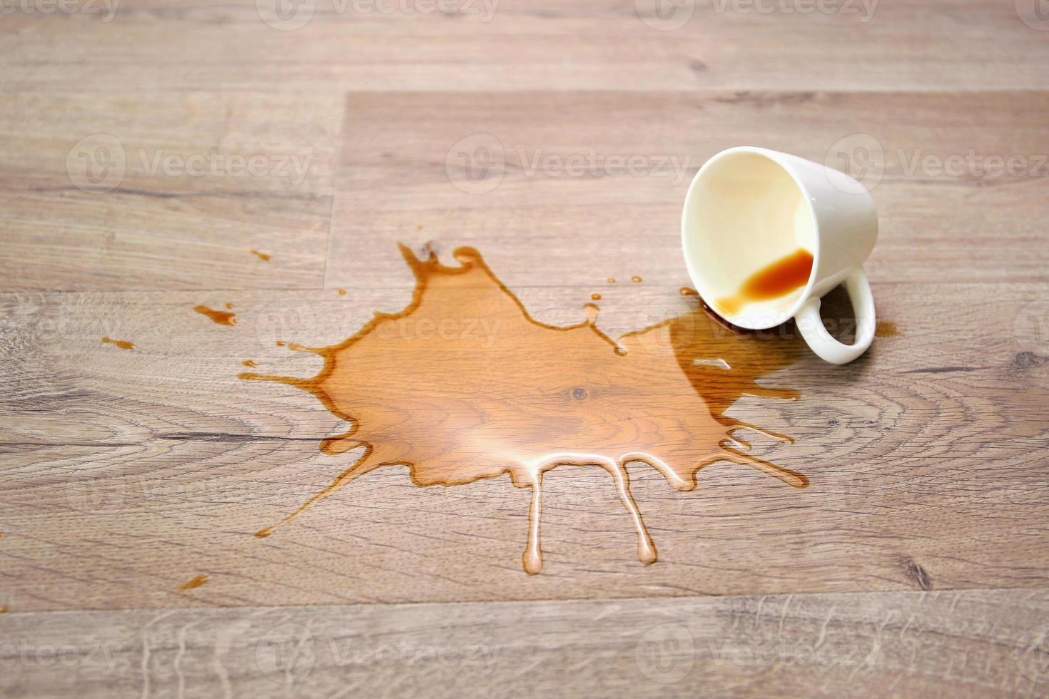 un' tazza di caffè abbattere su laminato, caffè rovesciato su pavimento. messa a fuoco su il pozzanghera. foto