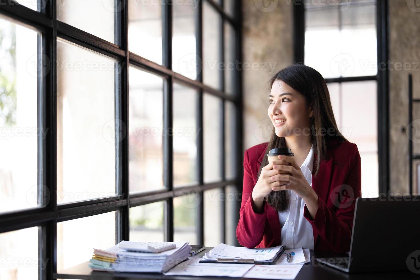 Sorridi bella attività commerciale asiatico donna è Lavorando sua lavoro su un' il computer portatile computer nel un' moderno ufficio. fare contabilità analisi rapporto vero tenuta investimento dati, finanziario e imposta sistemi concetto foto