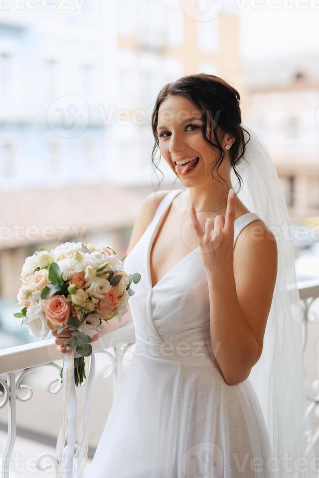 preparazioni per il sposa con il condimento di il nozze vestito foto