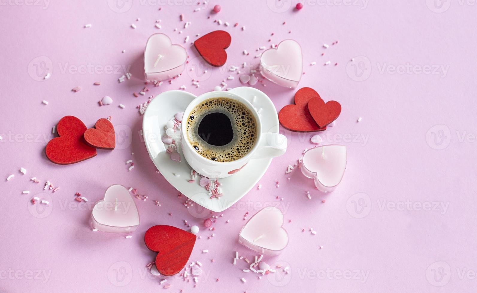 aromatico caffè fagioli. caffè su San Valentino giorno su un' rosa sfondo, rosa cuore candele. caffè. copyspace. foto