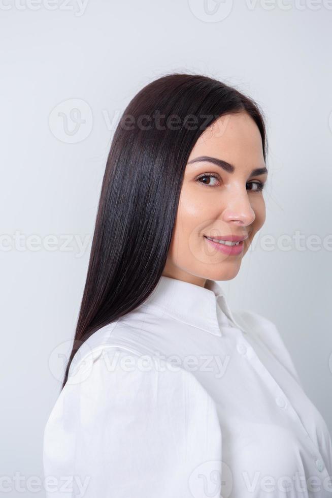 bellissimo giovane donna con lungo nero capelli nel un' bellezza salone. foto