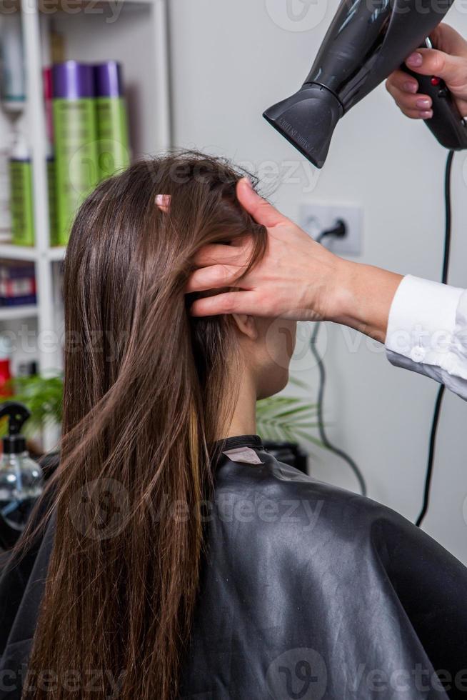 un' dritto salutare brunetta capelli quello ha subito il capelli raddrizzatura procedura. dritto, brillante e salutare brunetta capelli foto