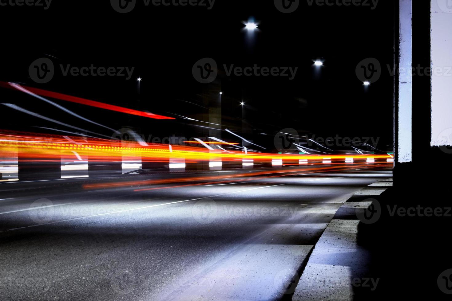 buio tunnel con in movimento veicolo. tunnel con leggero sentieri. foto