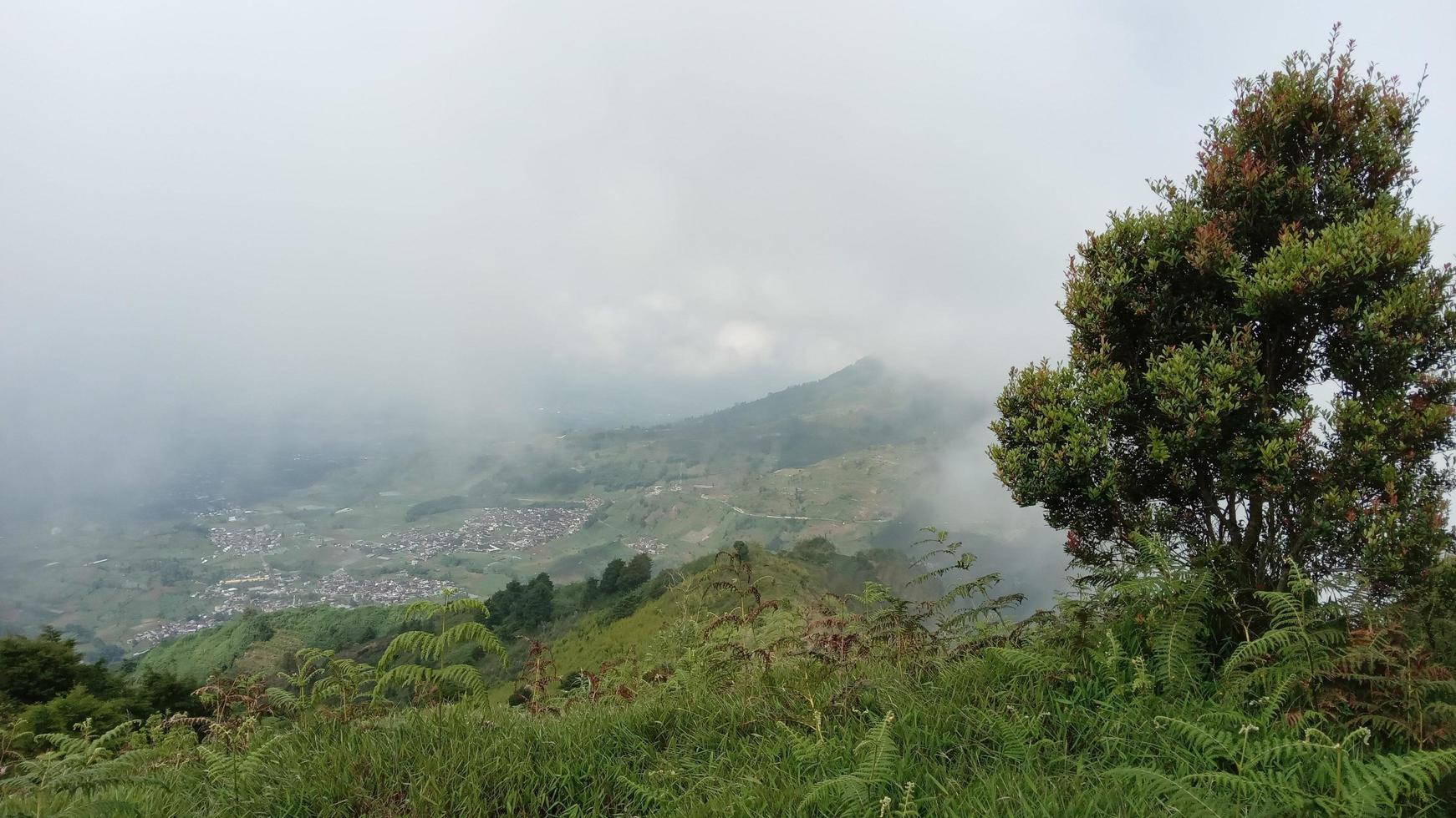 il montagna paesaggio Visualizza a partire dal montare prau Indonesia foto