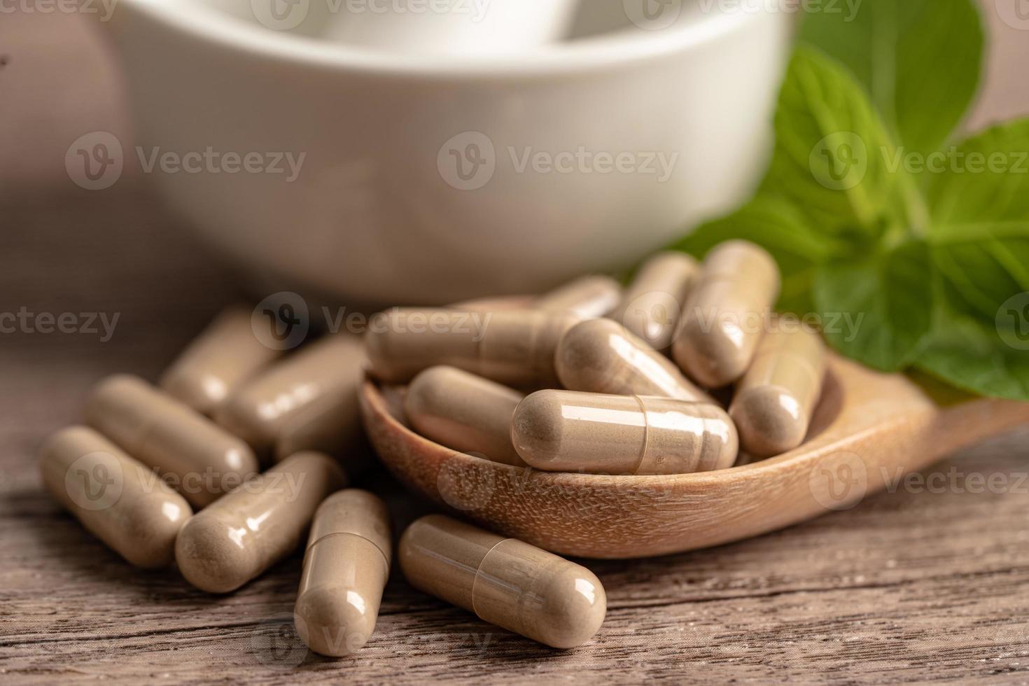 medicina alternativa a base di erbe medicinali capsule organiche con erbe integratori naturali foglia per una vita sana e buona. foto