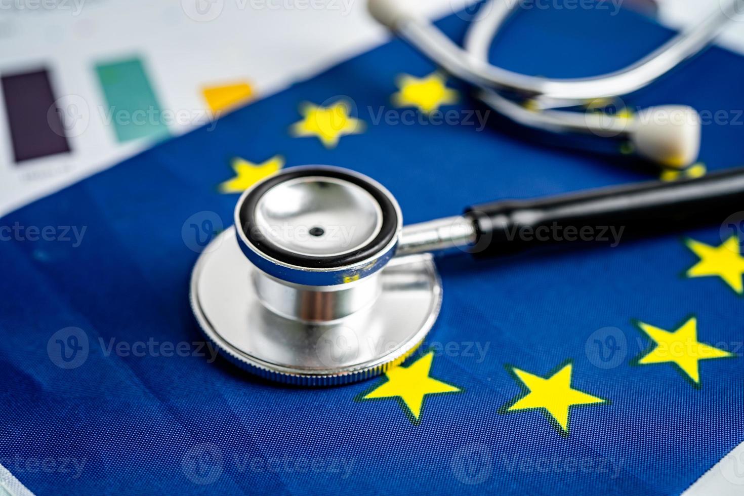 stetoscopio nero su sfondo bandiera UE, concetto di affari e finanza. foto
