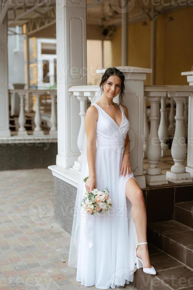 preparazioni per il sposa con il condimento di il nozze vestito foto