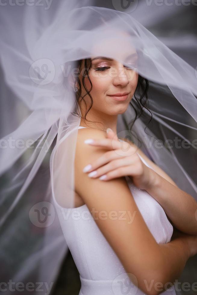 preparazioni per il sposa con il condimento di il nozze vestito foto