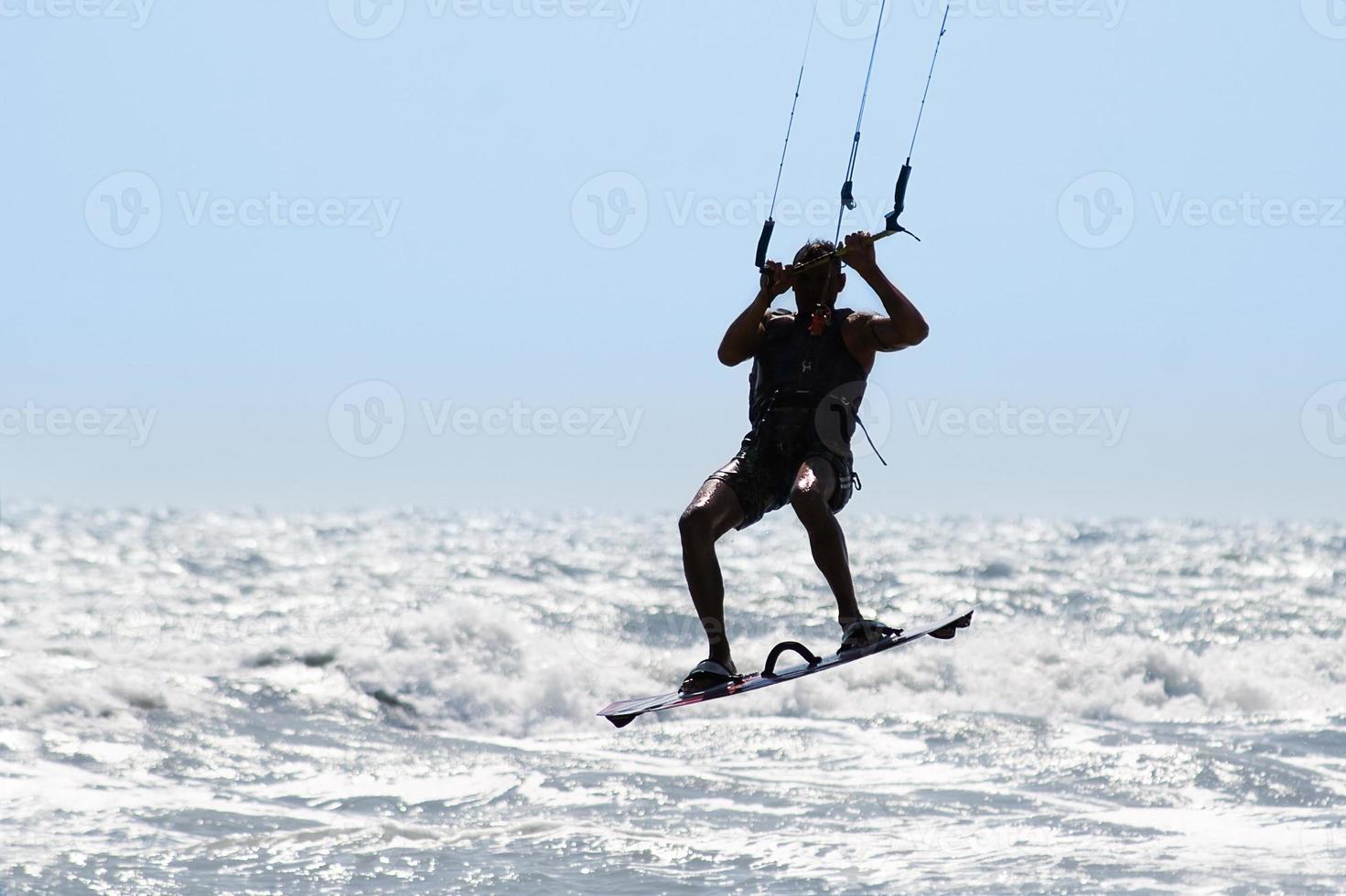 silhouette di aquilone surfer foto