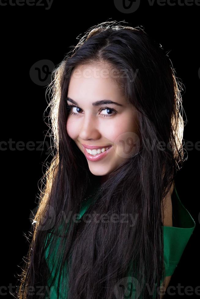 ritratto di il sorridente ragazza nel un' verde giacca foto