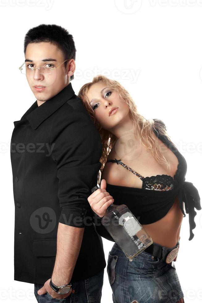 grave giovane uomo e ragazza con un' bottiglia foto