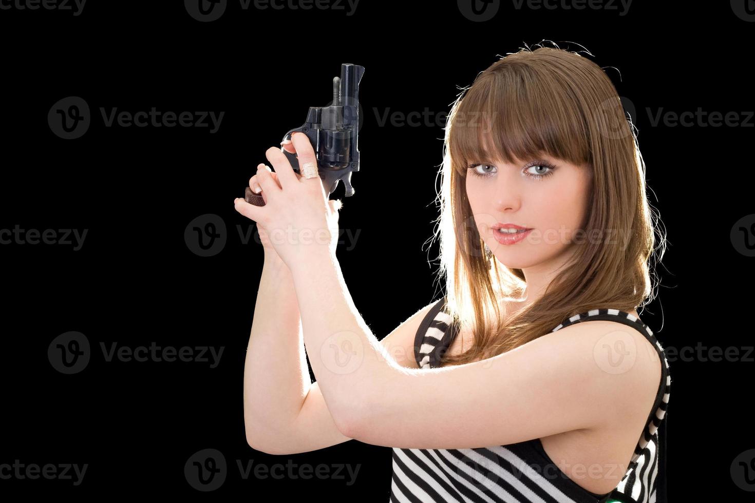 bellissimo giovane donna con pistola. isolato su nero foto