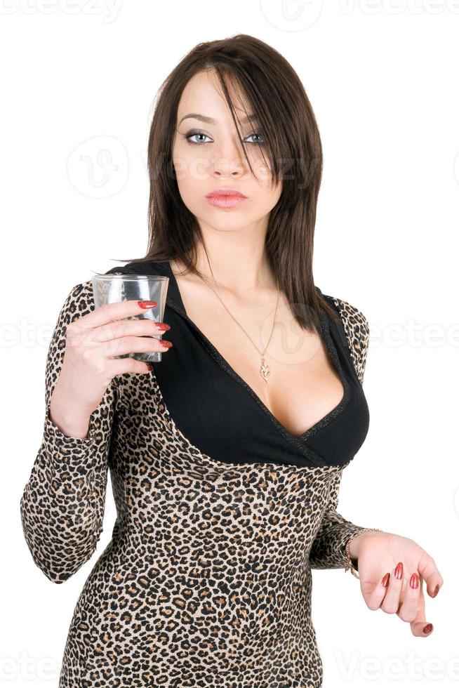 ritratto di il giovane donna con un' bicchiere. isolato foto