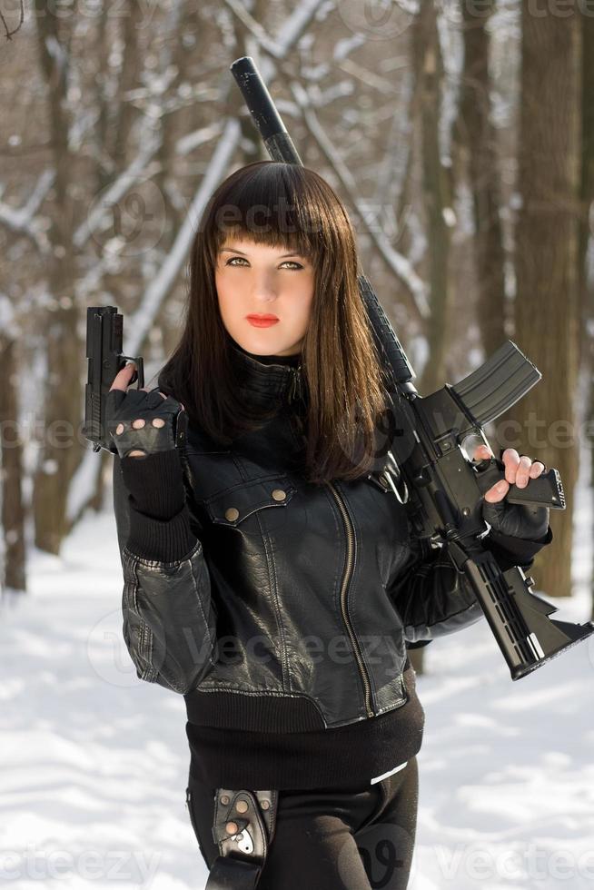 giovane donna con arma foto